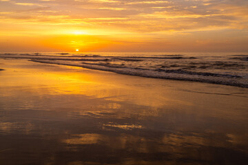 Obraz premium Glowing Beach Sunrise, Clouds, Reflections on Sand
