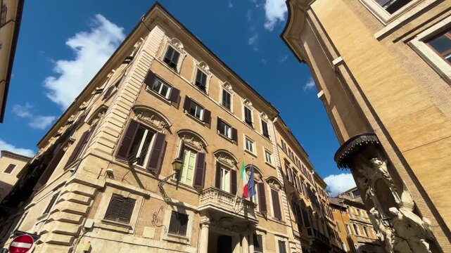 reverse fast panorama upper parts buildings rome while square below tourists locals ground motion reverses typical framing fa&ccedil;ades perspective architecture structure heritage civilization 