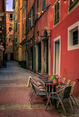 Obraz premium Al fresco tables waiting for customers at an outdoor restaurant in Nice, France