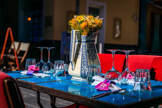 Fototapeta Al fresco tables waiting for customers at an outdoor restaurant in Nice, France