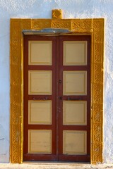 ozdobne drzwi w portowym miasteczku u wybrzeża morza śródziemnego.