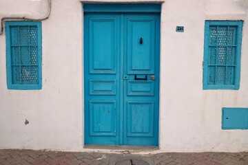 stare drzwi w portowym miasteczku Mahdia, Tunezja.