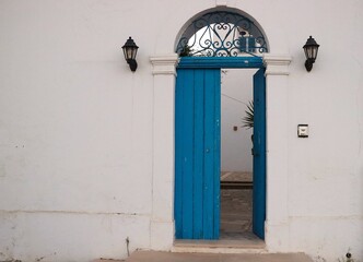 stare drzwi w miasteczku Mahdia, Tunezja.