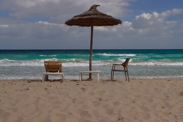 nad morzem śródziemnym , parasol i krzesełko i leżak. © Pawel Zabczyk