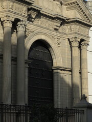 Obraz premium Puerta lateral de la Catedral de Lima al atardecer. Centro histórico de la ciudad de Lima, Perú.
