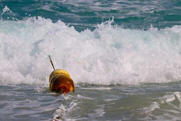 Naklejka premium żółta boja na morzu .