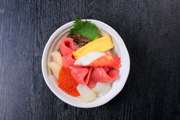 本マグロの海鮮丼（俯瞰写真）