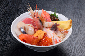 具だくさんの海鮮丼