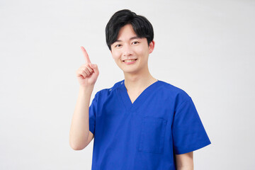医者・看護師・歯科医師・介護士　左側を指差す男性　　白背景