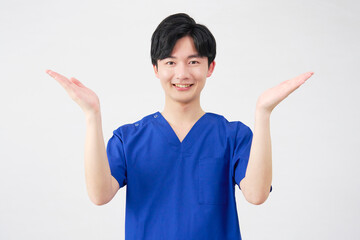 医者・看護師・歯科医師・介護士　左右を手のひらで指す男性　白背景