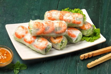 Gỏi cuốn, Vietnamese spring rolls, summer spring rolls, or salad spring rolls, a traditional dish in Vietnamese cuisine consisting of chicken, shrimp, vegetables, bún, and other ingredients wrapped in