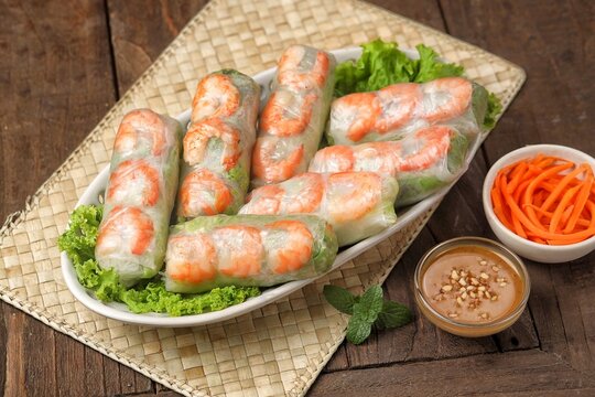 Vietnamese spring roll or Lumpia Vietnam, is a typical Vietnamese dish in the form of a thin roll of rice paper filled with various fresh ingredients such as vegetables, spices, and also meat or shrim