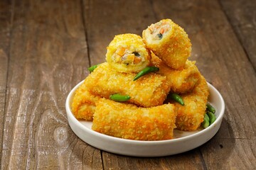 Risoles ragout is a risoles snack that has a ragout filling which is a filling of chicken and vegetables