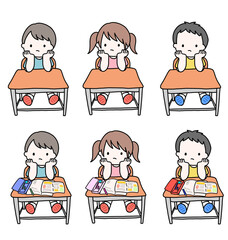 机に座る子ども