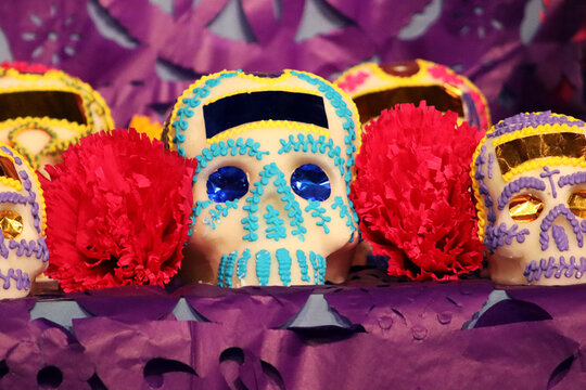 Calavera de az&uacute;car, dulce tradicional de los festejos y las ofrendas del D&iacute;a de Muertos en M&eacute;xico.