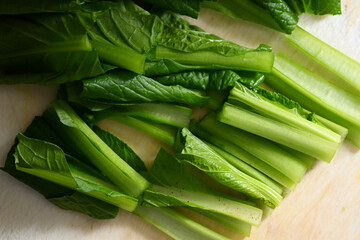 まな板の上でカットした小松菜