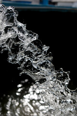 Obraz premium abstract blurred water splash texture on dark background for freshness concept