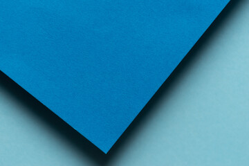 重なる青い画用紙	