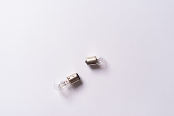 白色背景に置いてある電球