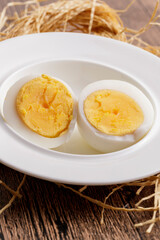 As for the tableware, the soft, golden-yellow, and nutritious oily egg yolks...