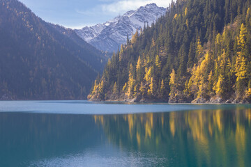 Long Lake in autumn in Jiuzhaigou National Park is a famous lake with crystal clear water and beautiful mountain backdrop. Sichuan, China