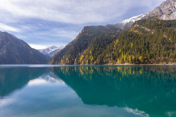 Long Lake in autumn in Jiuzhaigou National Park is a famous lake with crystal clear water and beautiful mountain backdrop. Sichuan, China