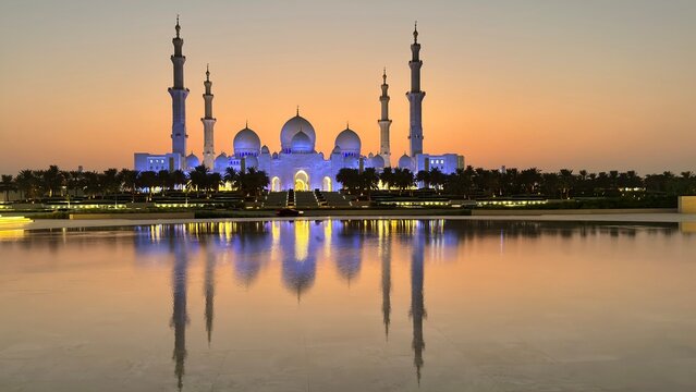Fototapeta blue mosque at sunset Abu Dhabi Sheik Zayed Mosque   Beautiful islamic architecture   The mosque is located in the capital city of the United Arab Emirates   Tourist attr