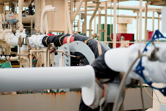 LNG Bunkering, Ship-to-ship operation between tanker and dual-fuel LNG-Powered Vessel