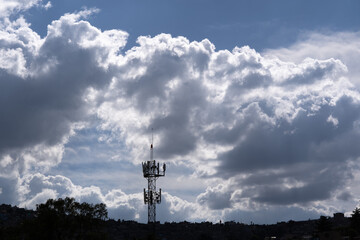 cielo nublado con torre eléctrica 