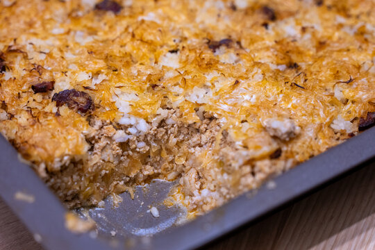 Tradičn&aacute; slovensk&aacute; pečen&aacute; koložv&aacute;rska kapusta s mlet&yacute;m m&auml;som, klob&aacute;sou, ryžou a kyslou kapustou, z ktorej je odkrojen&yacute; kus. Dom&aacute;ce jedlo zo strednej Eur&oacute;py.