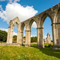 Obraz premium Sunlit Stone Arches of a Historic Abbey Ruin