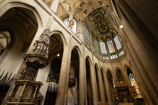 Kutn&aacute; Hora, Czech Republic &ndash; August 8, 2025: Side aisle view of St. Barbara&rsquo;s Cathedral with Gothic arches framing the ornate Baroque altar and chancel in Kutn&aacute; Hora