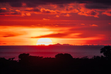 Obraz premium Intense Red Sunset over the Pacific Ocean near Uvita, Costa Rica