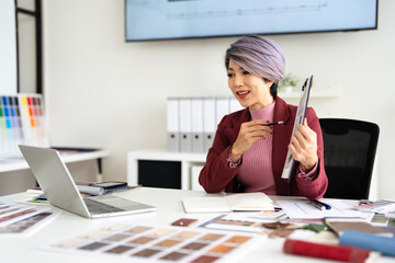 Architect offer apartment layout to client before renovation. Interior designer advises client to choosing materials and color tones, focusing on design elements, creative concepts.