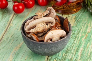 Sliced raw brown royal champignon