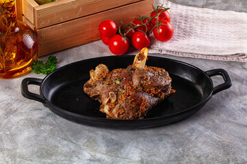 Baked lamb leg with spices