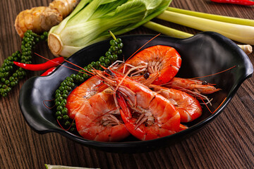 Tasty steamed prawns in the bowl