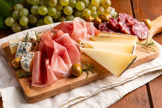 Tagliere con salumi e formaggi italiani 