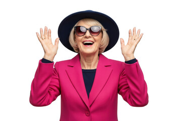 Naklejka premium Joyful elderly woman wearing a stylish hat and sunglasses with arms raised in excitement isolated on transparent background