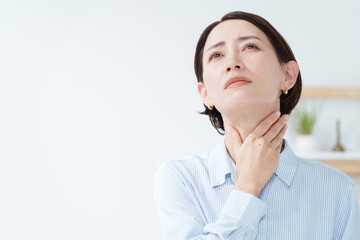 喉が痛い女性 © polkadot