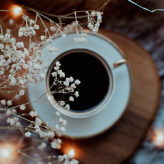 Kaffeetasse mit weißen Blüten