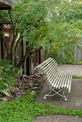 Fototapeta premium Maison en bois, Allée en gravier béton, Banc de jardin, Fougère, Erable, Jardin Malik, Plélan le Petit, 22, Côtes-d'Armor, France