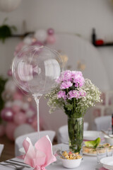 bukiet różowych kwiatów na imprezowym stole