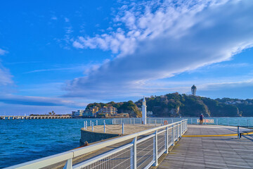 Obraz premium 神奈川県藤沢市片瀬海岸2丁目の西遊歩道から白灯台を見る