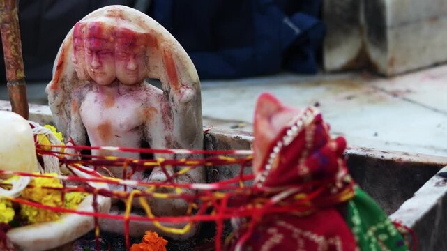 Close-up view of a beautifully carved white stone statue of Lord Brahma in Pushkar. The serene expression and sacred surroundings reflect the spiritual essence of Rajasthan&rsquo;s holy city.