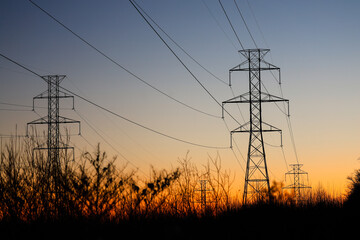 Transformateur électrique au coucher de soleil	