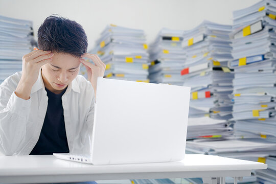 頭を抱えるビジネスマン