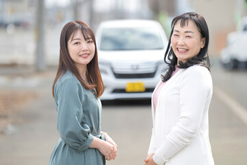 軽自動車と二人の女性