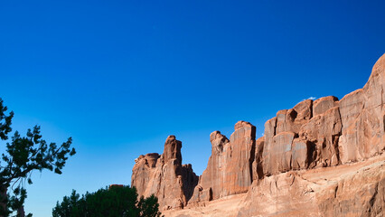 Fototapeta premium Beautiful summer landscape of Arches National Park featuring red rocks and desert scenery