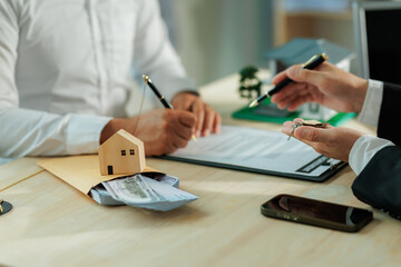 Fototapeta premium The real estate agent explains how to apply for a home warranty.